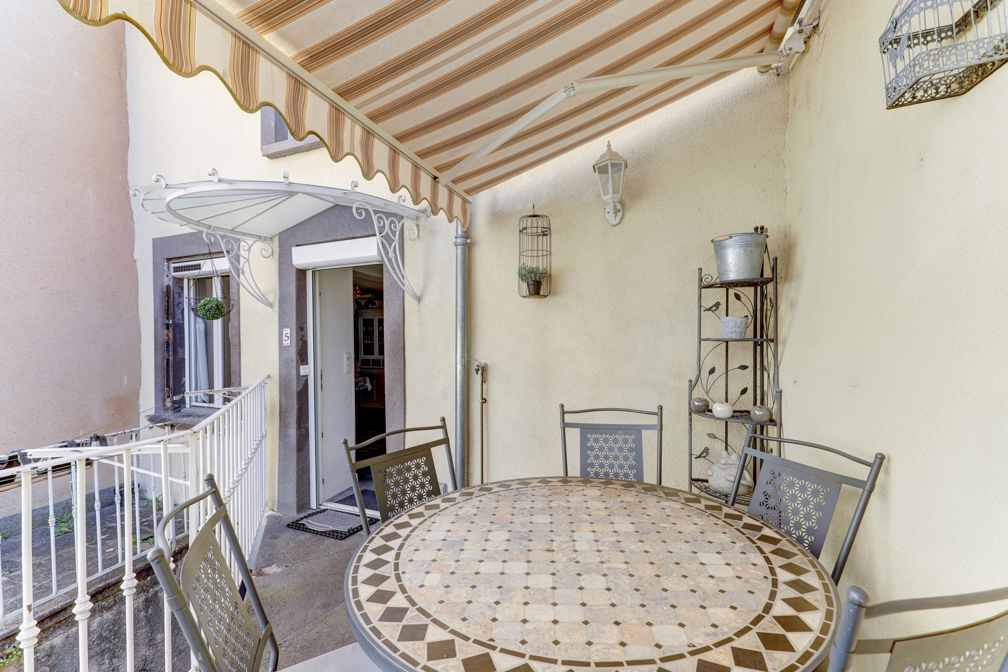 Maison de village avec dépendances et terrasse