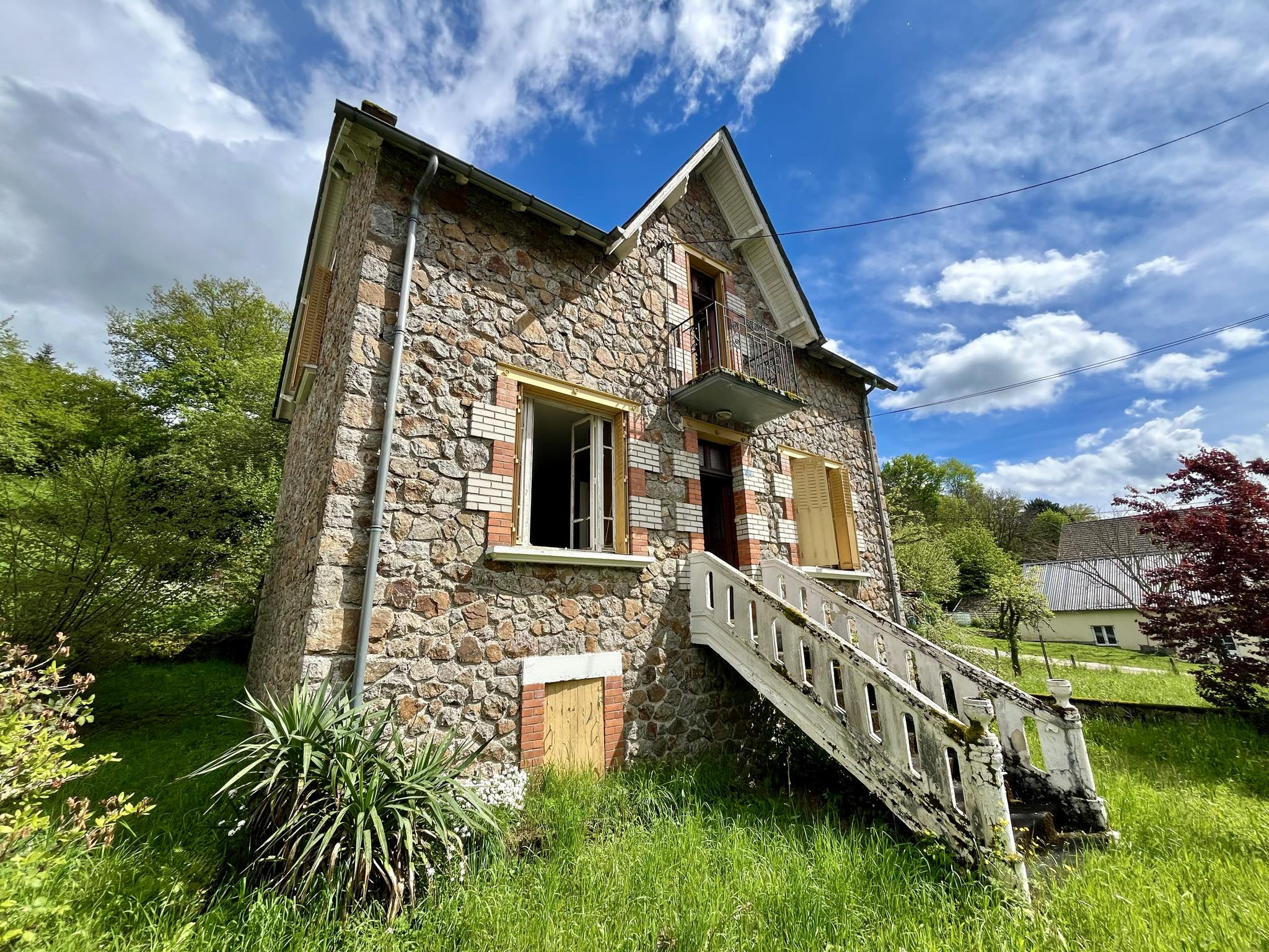 A RÉNOVER : Maison de ville sur terrain