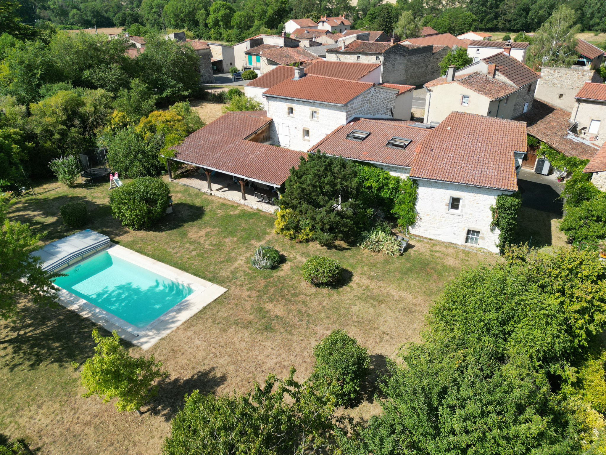 Centre bourg: ancienne ferme restaurée avec piscine